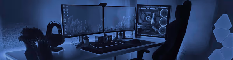 Arbeitsplatz mit Desktop-Rechner und zwei Bildschirmen