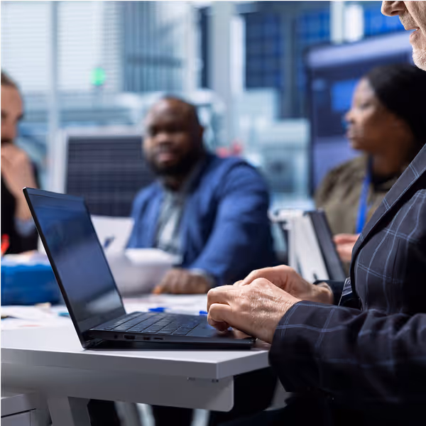 IT-Team vor Monitoren – Betrieb von IT-Systemen