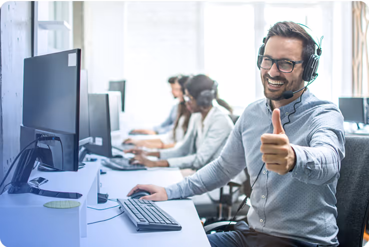 Entwicklerteam arbeitet am Laptop – individuelle Softwareentwicklung und IT-Lösungen für Unternehmen in Hannover