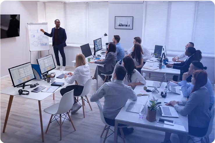 Beratungssituation im Unternehmen – ein Team am Arbeitsplatz, davor eine Erklärung am Flipchart