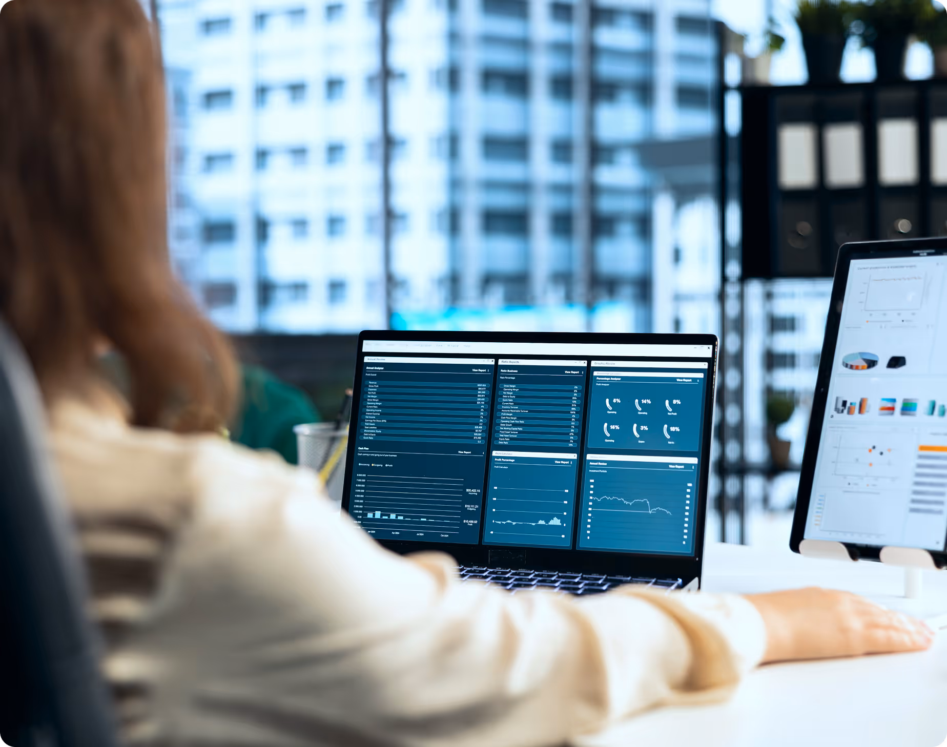 Blick auf Monitore mit Systemauswertungen