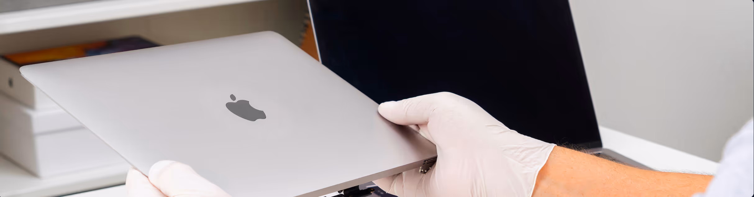 Technikerin bei der Reparatur eines geöffneten Notebooks
