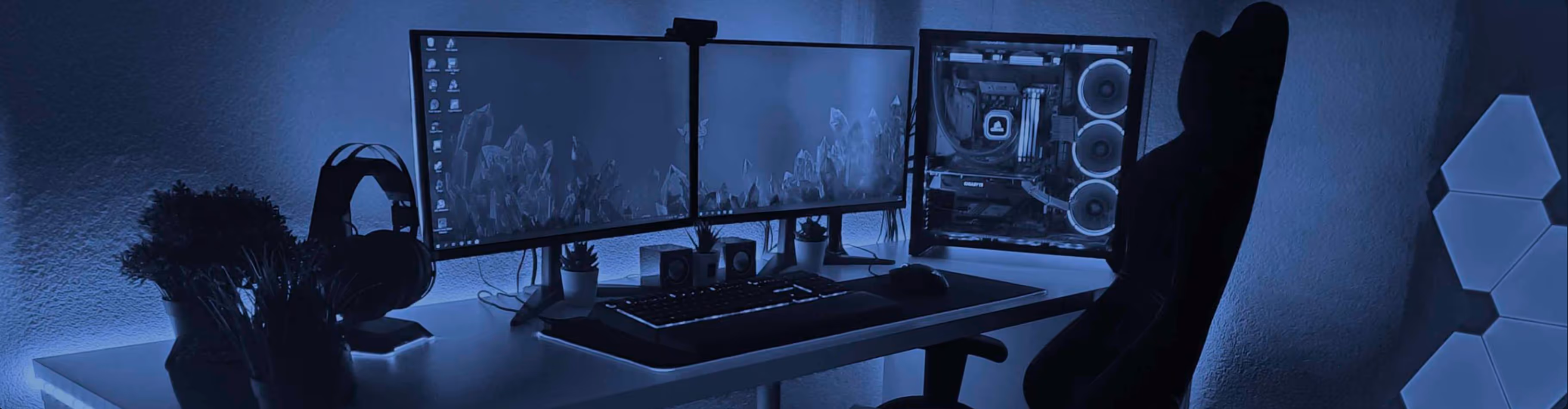 Arbeitsplatz mit Desktop-Rechner und zwei Bildschirmen