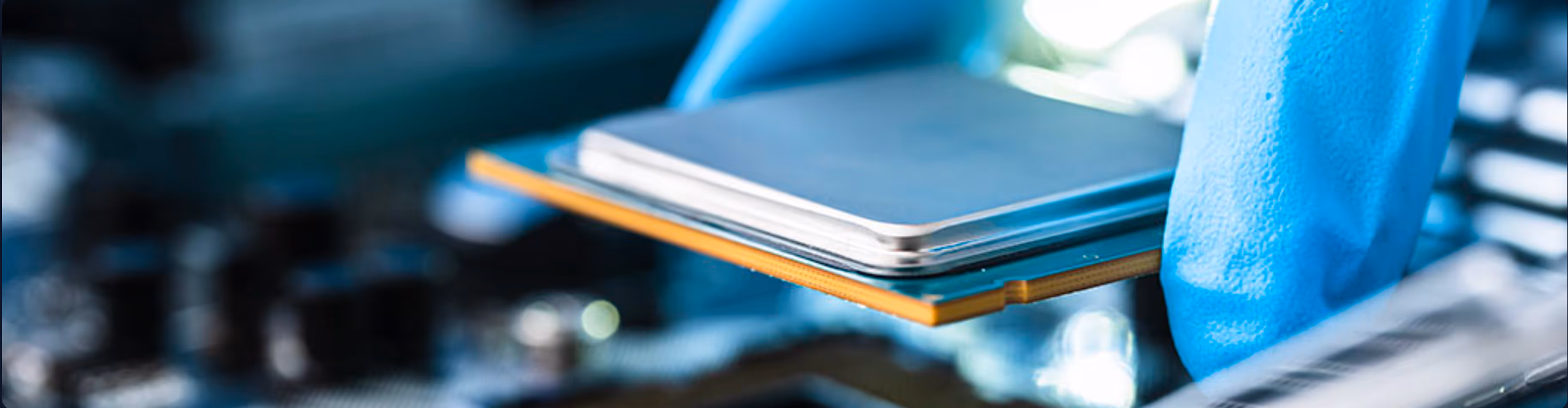 Geöffneter PC mit Werkzeug bei der Fehlerdiagnose
